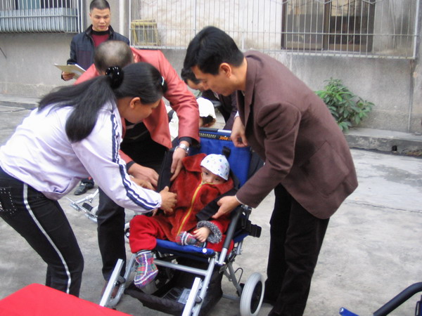 揭陽市殘聯舉辦“明門慈善基金”便攜式殘疾兒童輪椅捐贈活動(圖2)