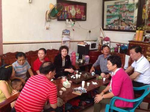 中残联、省残联领导走访慰问揭籍残疾人运动员林细妹(图1)