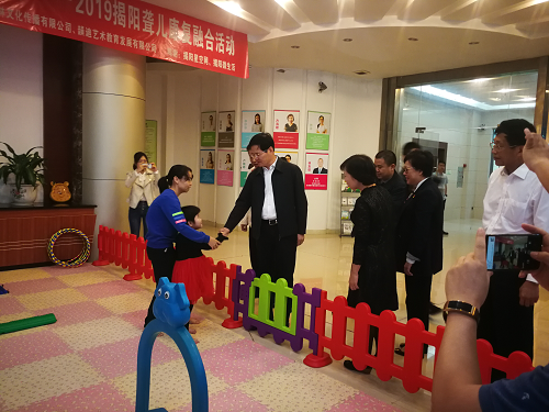 省人大常委会副主任徐少华带队到揭阳市检查《广东省实施〈中华人民共和国残疾人保障法〉办法》实施情况(图2)