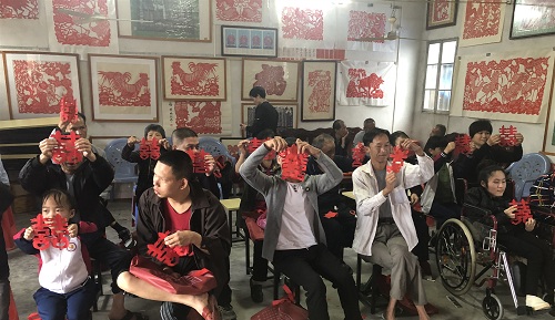 揭东区残联举办残疾人剪纸艺术培训班(图2)