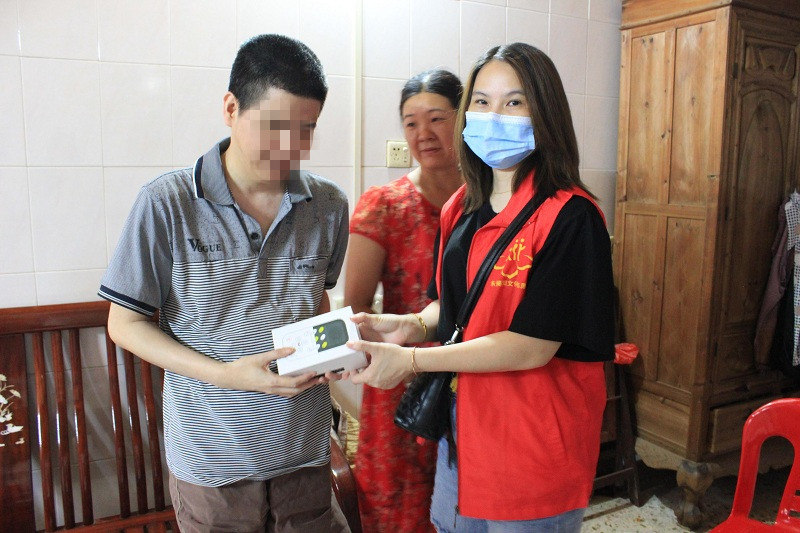 市残联联合市图书馆组织上门为视障人士推广免费阅读志愿服务活动(图1)